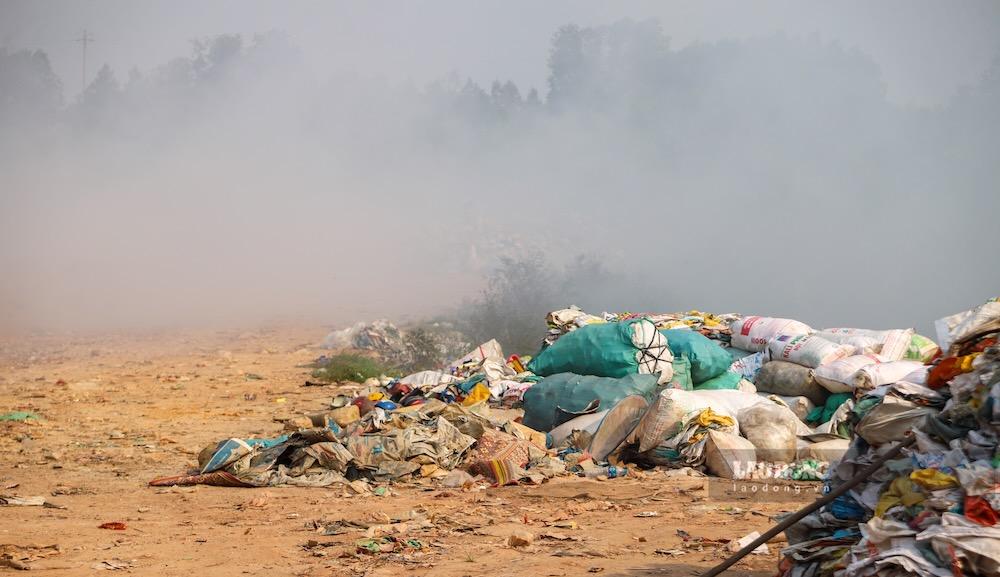 Rác chất từng đống ngay cạnh đám cháy làm tăng nguy cơ cháy lan. Ảnh: Nguyễn Luân