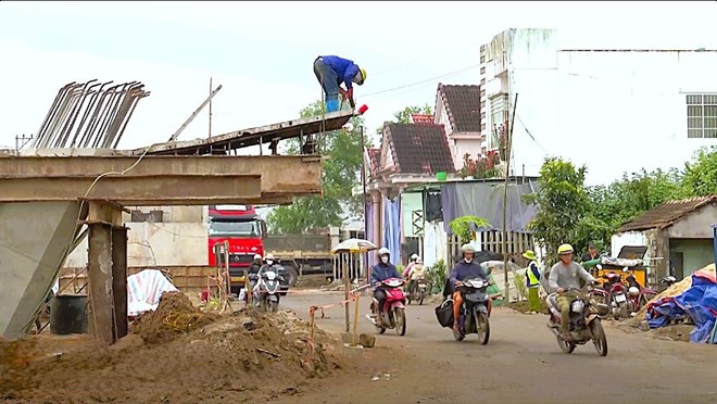 Nắng bụi, mưa bùn, nguy cơ mất an toàn vì dự án Quốc lộ 14E