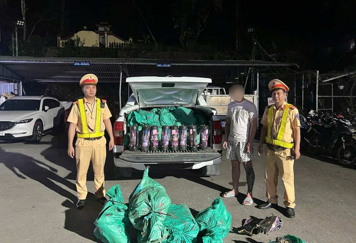 Lái xe và tang vật vụ vận chuyển khí cười tối ngày 5.4.2026 bị lực lượng CSGT bắt giữ. Ảnh: Công an Quảng Ninh