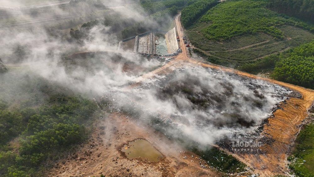 Khói bụi và mùi hôi khét nồng nặc từ bãi rác phát tán về phía các nhà dân và tràn qua cao tốc Bùng - Vạn Ninh (Ảnh chụp ngày 6.4.2026). Ảnh: Nguyễn Luân