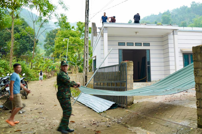 Chính quyền xã Khánh Yên thăm hỏi, hỗ trợ gia đình bị sét đánh. Ảnh: Đơn vị cung cấp