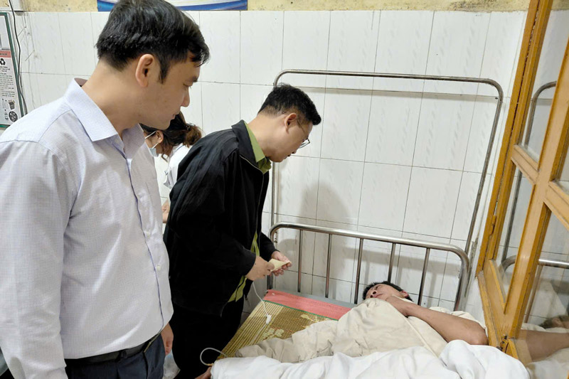 Thăm người bị thương do mua đá tại Bắc Hà. Ảnh: Đơn vị cung cấp