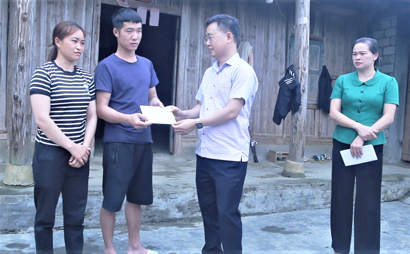 Lãnh đạo xã Bắc Hà nắm tình hình thiệt hại của người dân. Ảnh: Đơn vị cung cấp