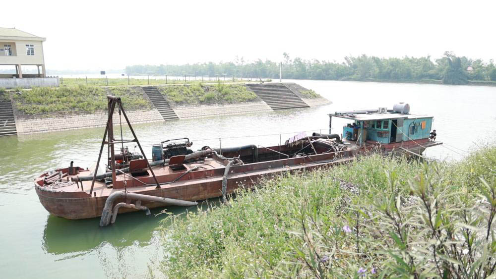 Phương tiện hút cát bị tạm giữ. Ảnh: Công an Hà Tĩnh