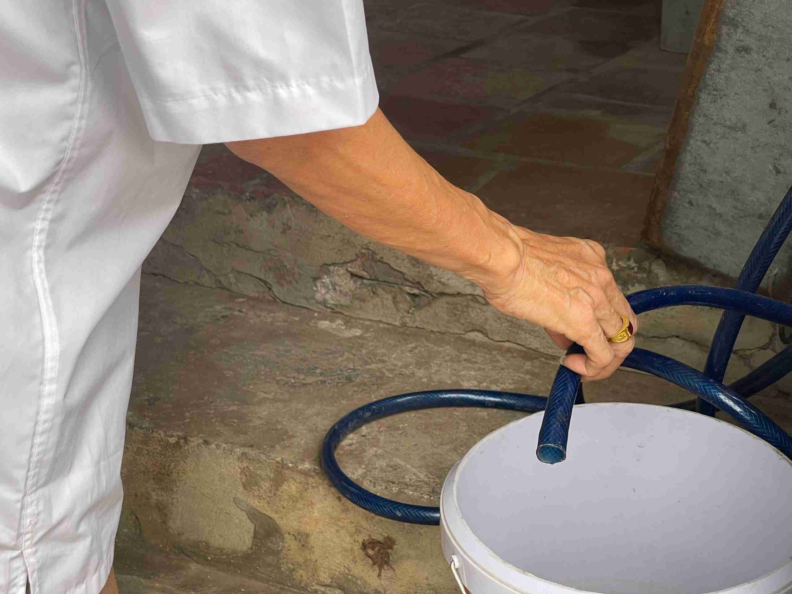 Sinh hoạt của người dân đảo lộn vì tình trạng mất nước liên tục. Ảnh: Mai Hương