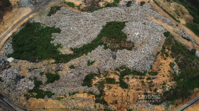 Bãi rác khổng lồ ảnh hưởng đến cuộc sống người dân. Ảnh: Việt Bắc