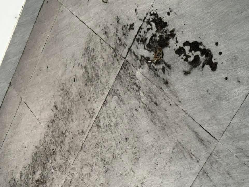 Lớp bụi đen phủ kín sân nhà, người dân phải quét dọn thường xuyên.