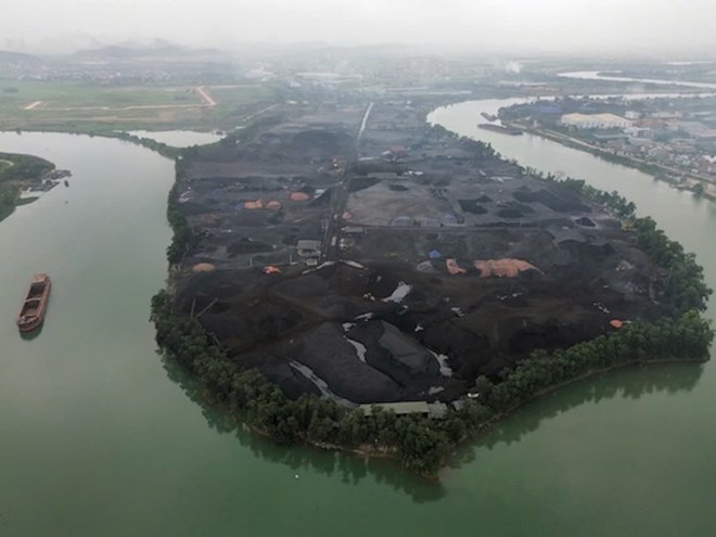 Người dân một thôn ở Hải Phòng khổ vì bụi than