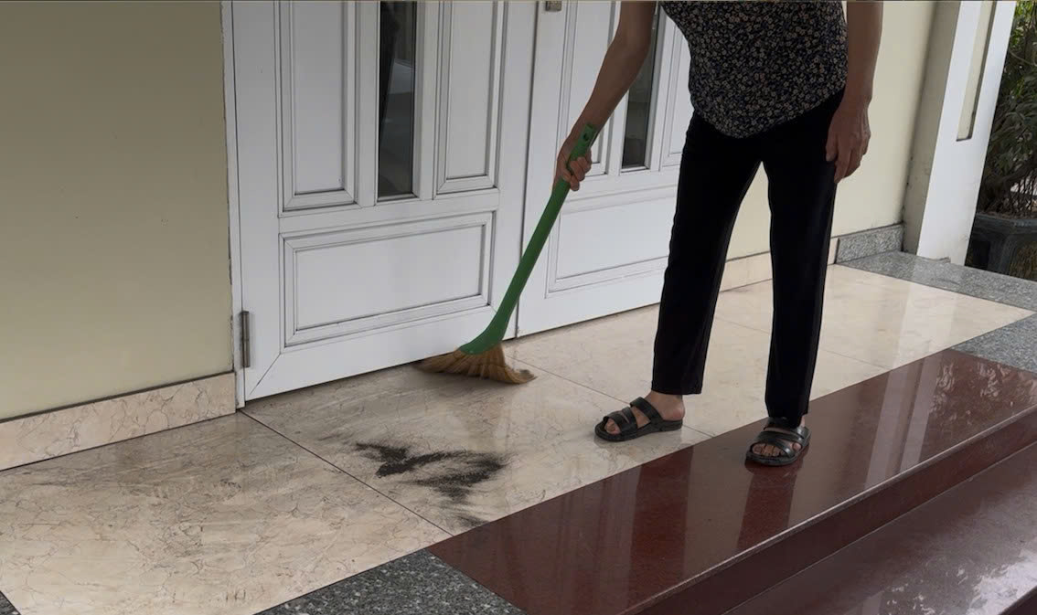 Bụi than bám dày trên mái nhà và hiên nhà của người dân thôn Dưỡng Thái Bắc, xã Phú Thái.