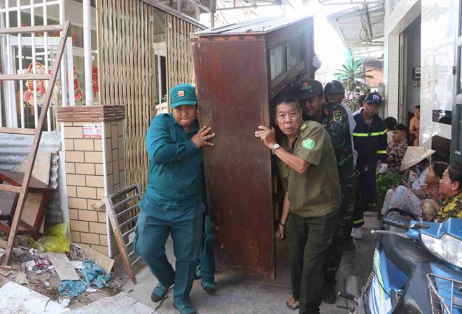 Sạt lở nghiêm trọng ở Cà Mau, 4 căn nhà trôi xuống sông