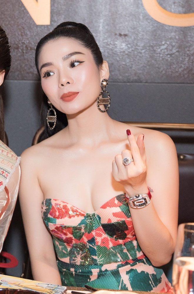 Lệ Quyên sở hữu phong cách thời trang sang trọng. Ảnh: NVCC