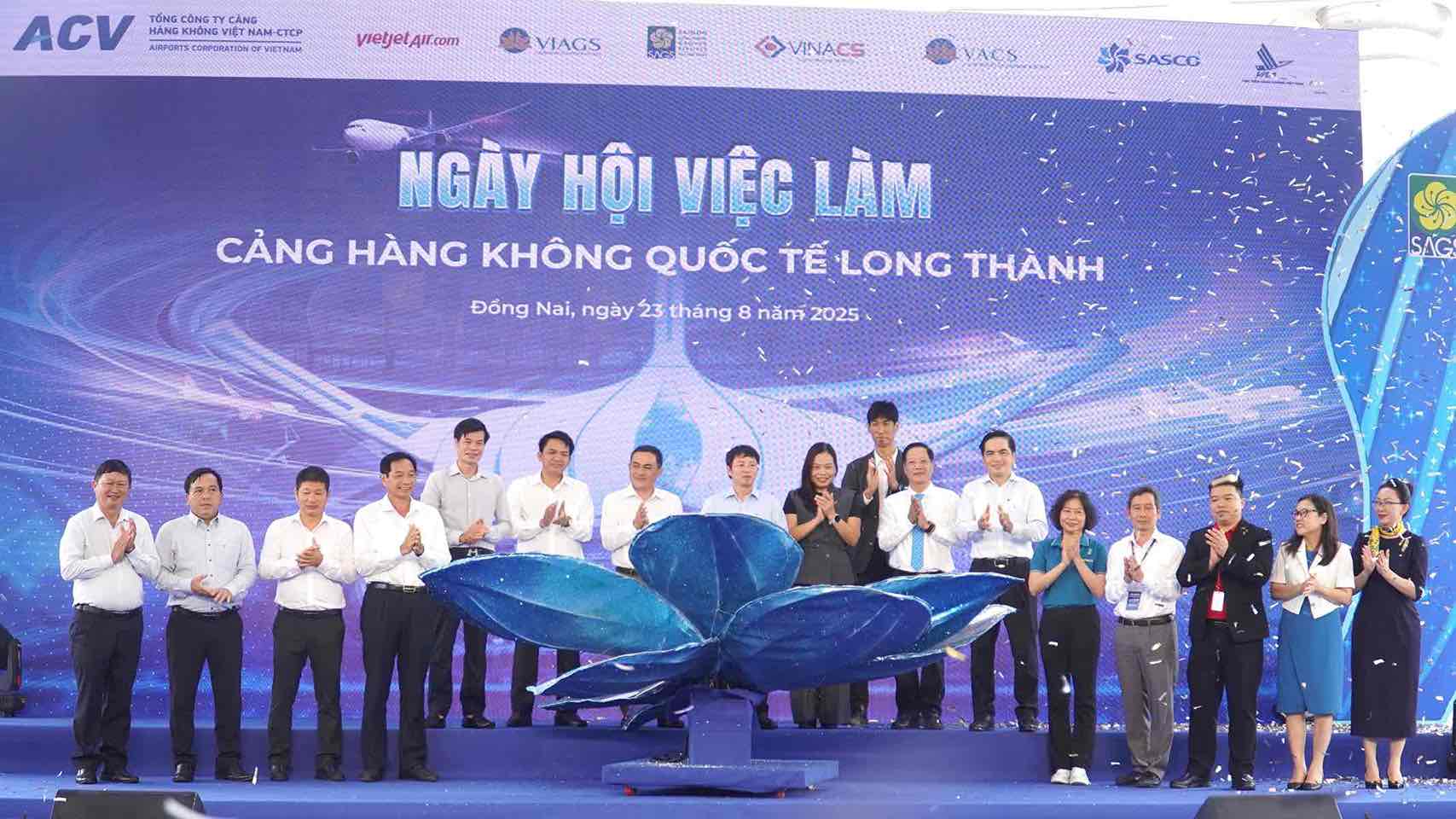 Lãnh đạo tỉnh Đồng Nai, ACV và các đơn vị hàng không cùng Khai mạc ngày hội việc làm sân bay Long Thành tháng 8.2025. Ảnh: HAC