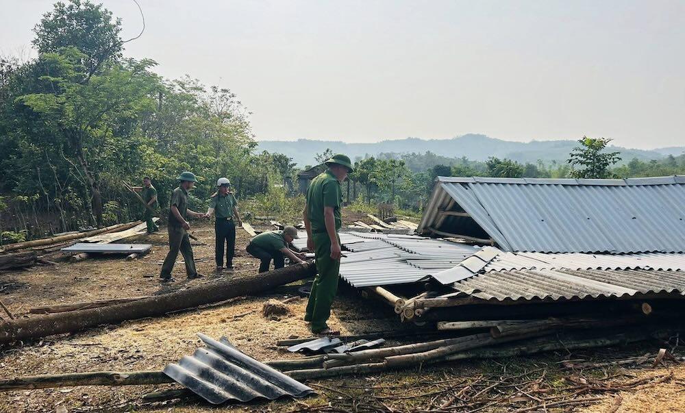 Lực lượng Công an xã Tà Rụt đến hiện trường giúp đỡ bà con. Ảnh: Công an xã Tà Rụt