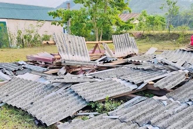 Lốc xoáy khiến nhà dân ở vùng biên Quảng Trị bị tốc mái
