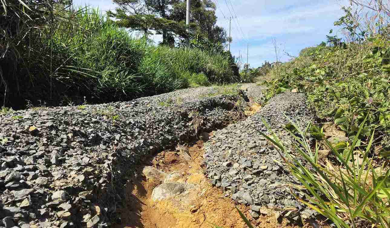 Sau 5 năm dừng thi công, đường tránh Bảo Lộc đang trở thành một mớ hỗn độn. Ảnh: Phúc Khánh