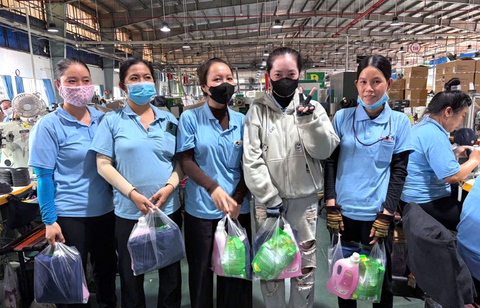 Việc tổ chức tặng quà được các Tổ Công đoàn mang đến tận phân xưởng, thể hiện sự chăm lo  tinh tế của tổ chức Công đoàn với người lao động. Ảnh: CĐCS Công ty Freeview