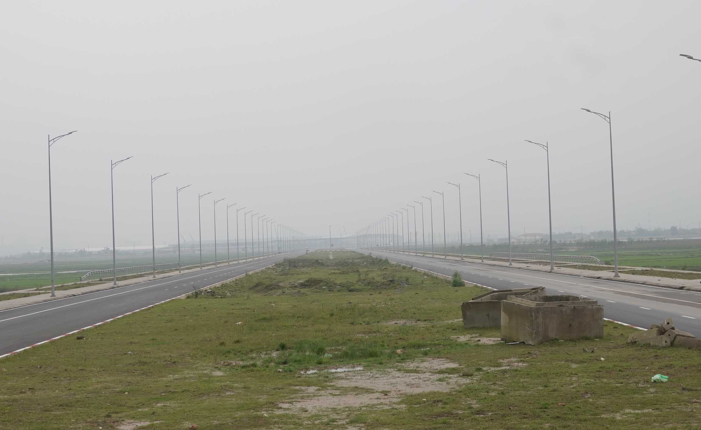 Gần như toàn tuyến đã hoàn thành thi công hơn 2 năm nay, trong khi chỉ còn vướng mặt bằng ở điểm đấu nối với Quốc lộ 12C. Ảnh: Trần Tuấn