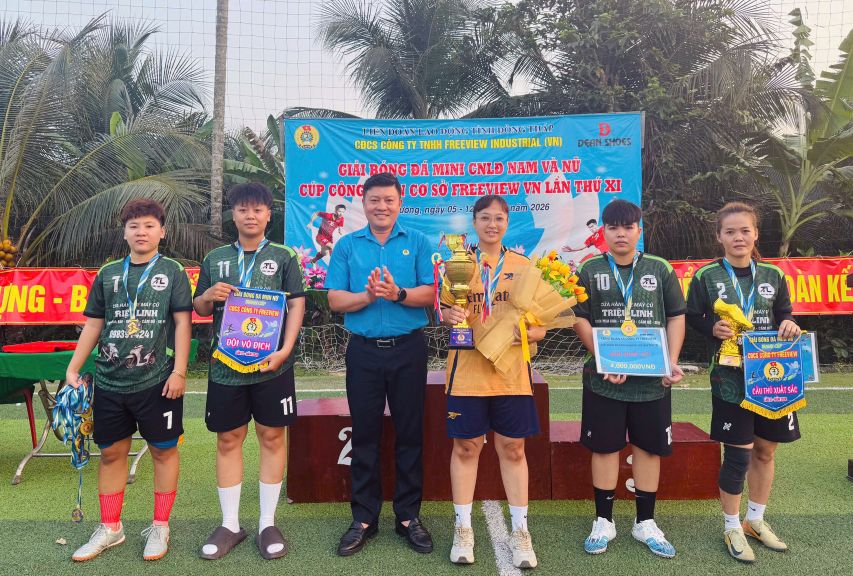 Chủ tịch Công đoàn các khu công nghiệp, khu kinh tế Đồng Tháp Nguyễn Thanh Nhàn trao thưởng tại Giải bóng đá do CĐCS Công ty Freeview tổ chức. Ảnh: Thanh Mai