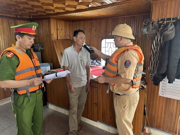 Công an Phú Thọ siết xử lý vi phạm khai thác cát, sỏi trên sông