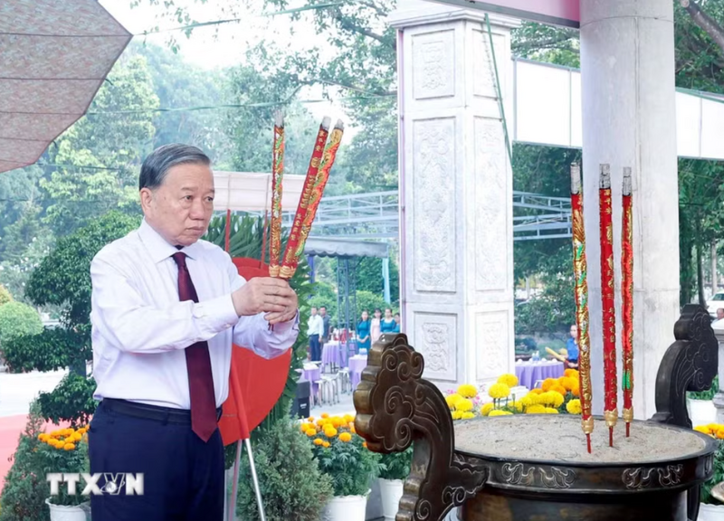 Tổng Bí thư, Chủ tịch nước Tô Lâm dâng hương tưởng niệm, tri ân các Anh hùng-Liệt sỹ tại Nghĩa trang Liệt sỹ Tân Biên (Nghĩa trang Liệt sỹ Đồi 82). Ảnh: Thống Nhất/TTXVN