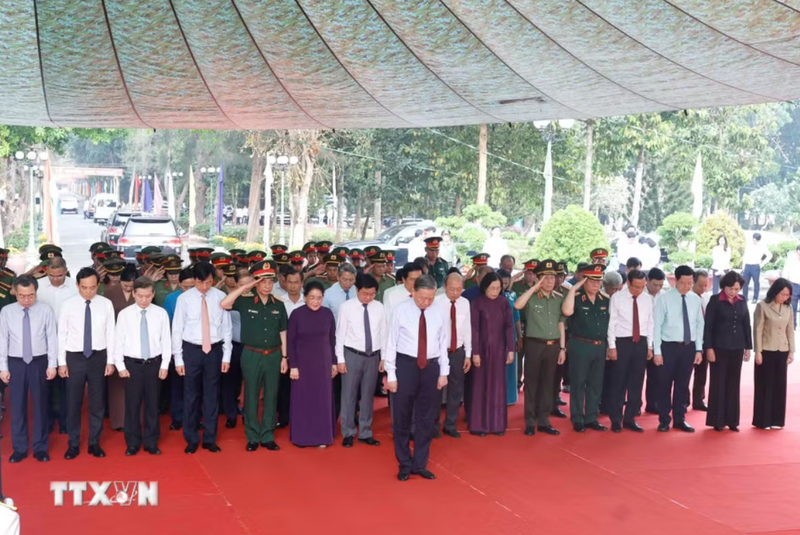 Tổng Bí thư, Chủ tịch nước Tô Lâm cùng Đoàn công tác của Trung ương tưởng niệm các Anh hùng-Liệt sỹ tại Nghĩa trang Liệt sỹ Tân Biên (Nghĩa trang Liệt sỹ Đồi 82). Ảnh: Thống Nhất/TTXVN