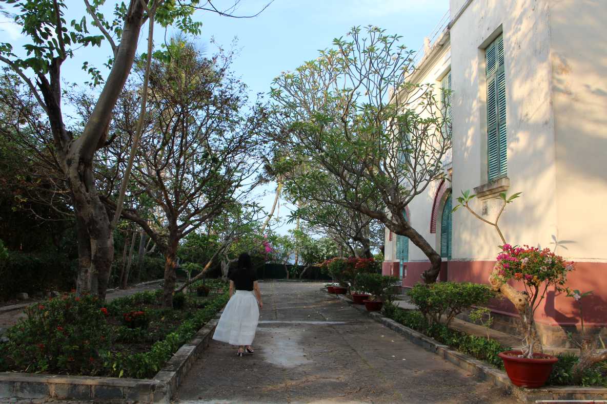 Để phát huy giá trị di tích gắn với phát triển du lịch bền vững của tỉnh, thời gian qua Sở Văn hóa, Thể thao và Du lịch tỉnh Khánh Hòa phối hợp với các bên liên quan đang trùng tu Biệt thự Cầu Đá, tại núi Cảnh Long, phường Nha Trang.