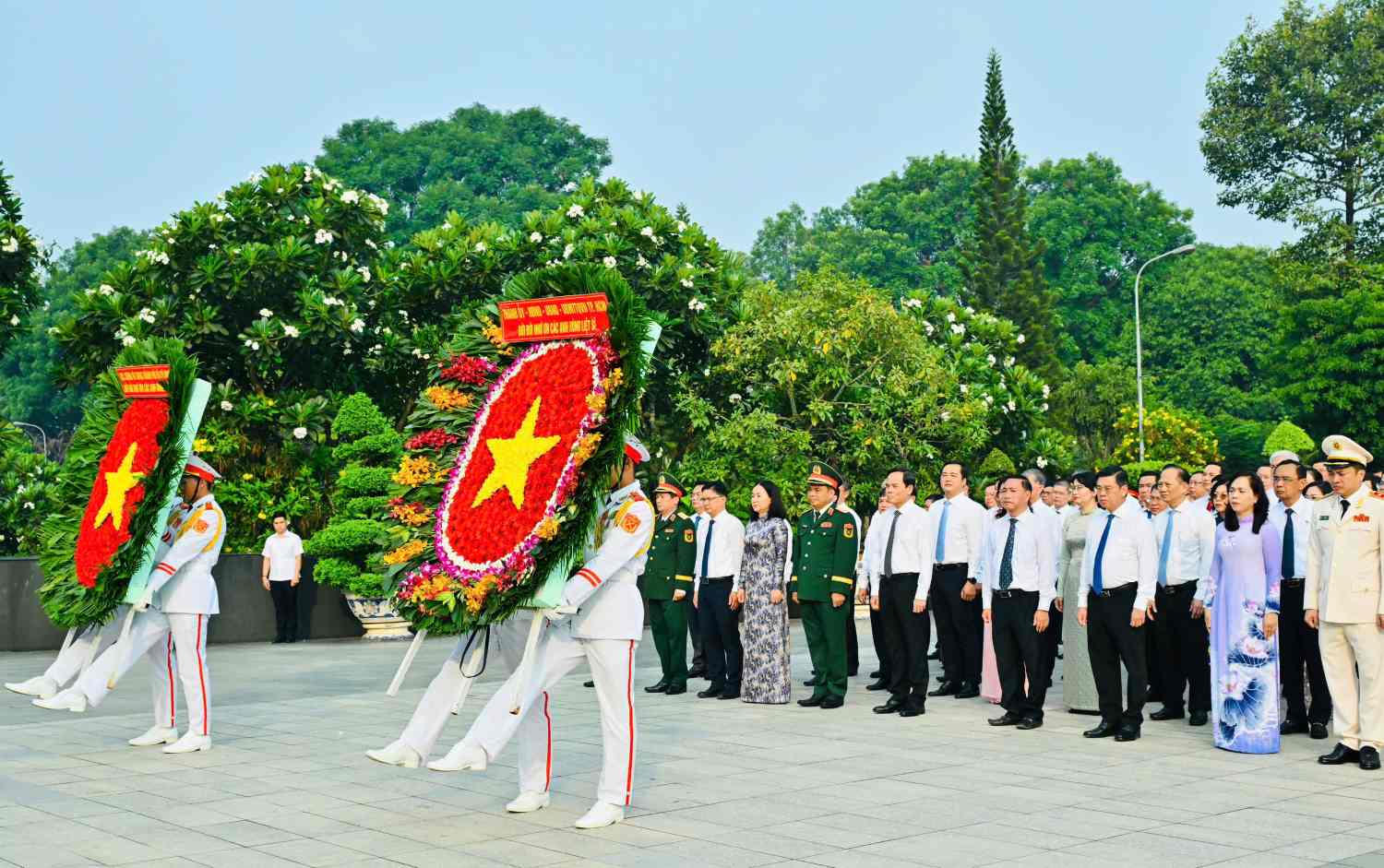 Đoàn đại biểu TPHCM dâng hoa tri ân các Anh hùng liệt sĩ. Ảnh: Việt Dũng
