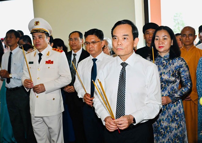 Lãnh đạo TPHCM dâng hương Chủ tịch Hồ Chí Minh, các Anh hùng liệt sĩ