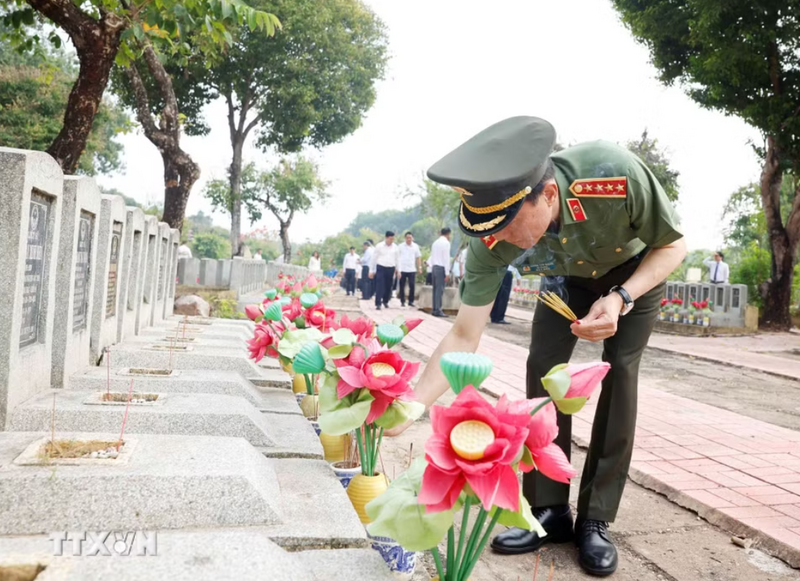 Đại biểu thắp hương tri ân các Anh hùng-Liệt sỹ tại Nghĩa trang Liệt sỹ Tân Biên (Nghĩa trang Liệt sỹ Đồi 82). Ảnh: Thống Nhất/TTXVN