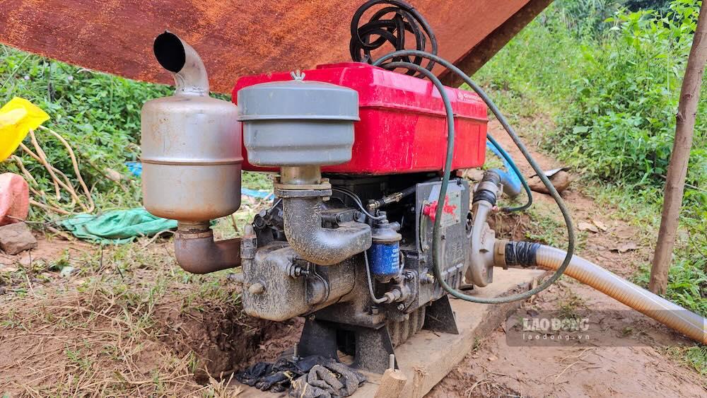 Máy móc được các đối tượng đưa vào rừng để phục vụ khai thác vàng trái phép. Ảnh: Phóng viên