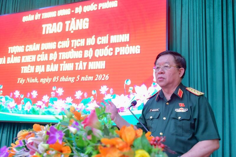 Đại tướng Nguyễn Trọng Nghĩa, Ủy viên Bộ Chính trị, Bí thư Trung ương Đảng, Ủy viên Thường vụ Quân ủy Trung ương, Chủ nhiệm Tổng cục Chính trị Quân đội nhân dân Việt Nam phát biểu tại buổi lễ. Ảnh: Kim Sáng