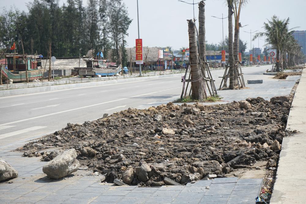 Lực lượng chức năng đã tiến hành san lấp tạm thời đối với các điểm sạt lở nghiêm trọng trước đó. Ảnh: Quách Du