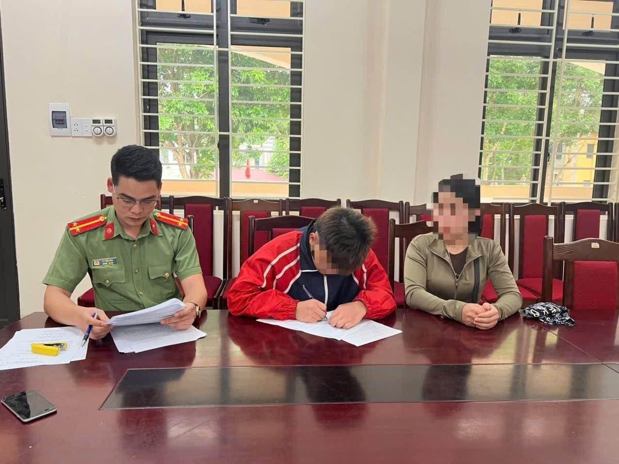 Cơ quan chức năng làm việc với thiếu niên ở xã Xuân Quang, tỉnh Lào Cai. Ảnh: Công an xã Bảo Nhai