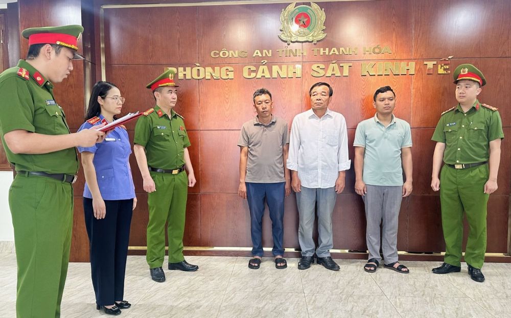 Cơ quan CSĐT Công an tỉnh Thanh Hóa thi hành Quyết định khởi tố vụ án, khởi tố bị can và bắt tạm giam đối với 3 đối tượng. Ảnh: Công an Thanh Hóa