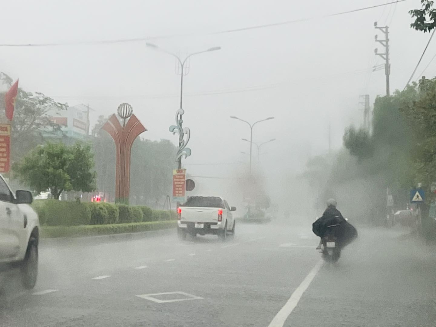 Mưa lớn tại Hà Tĩnh sáng 8.5. Ảnh: Hồng Lĩnh