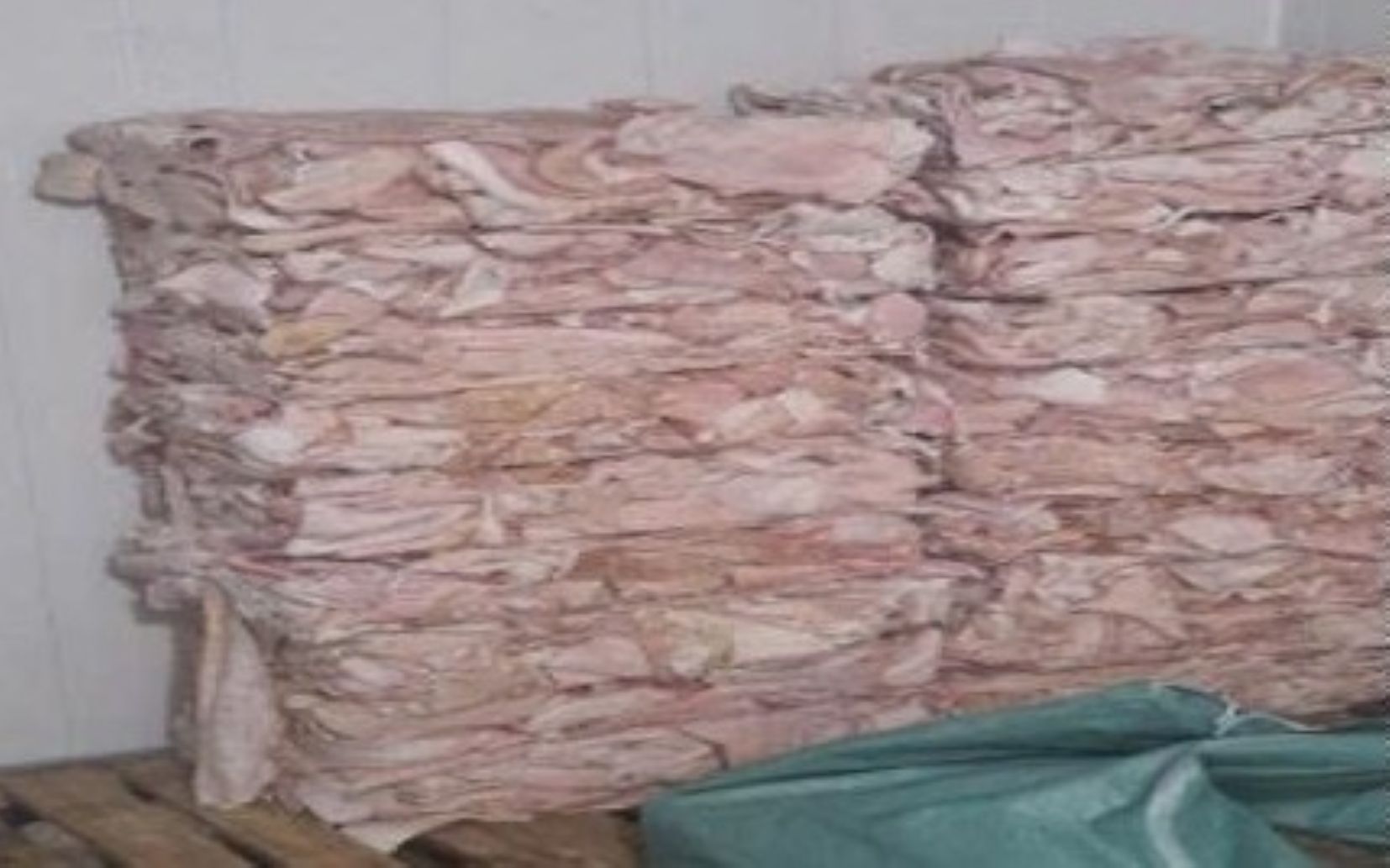 Hàng tấn bì lợn không rõ nguồn gốc xuất xứ chất đống trong kho. Ảnh: QLTT Thanh Hóa