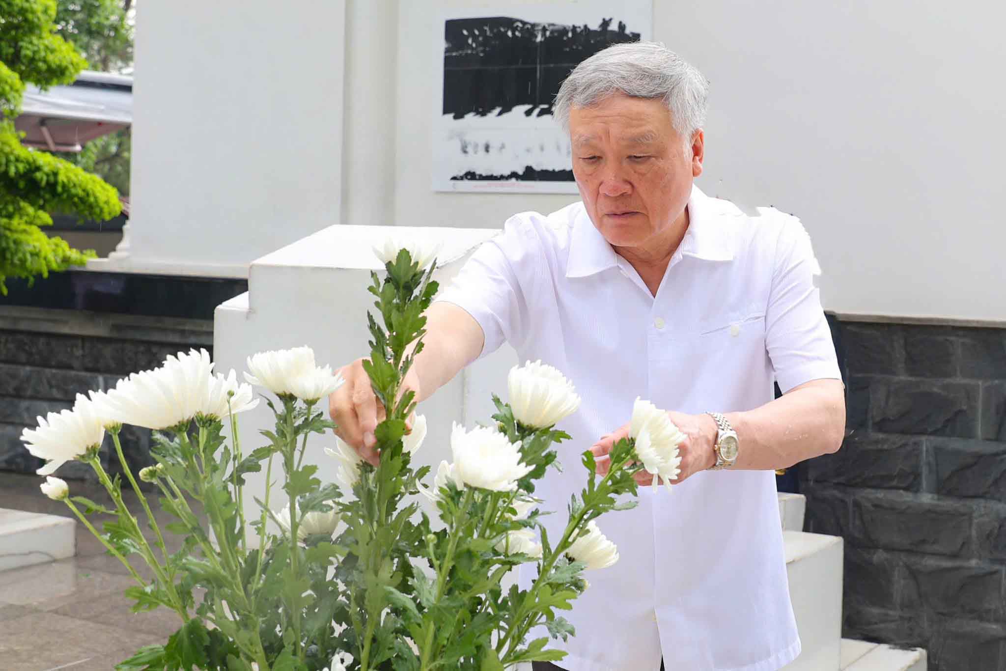 Nguyên Phó Thủ tướng Thường trực Chính phủ Nguyễn Hòa Bình dâng hương tại phần mội 10 nữ liệt sĩ TNXP Ngã ba Đồng Lộc. Ảnh: Đồng Lộc