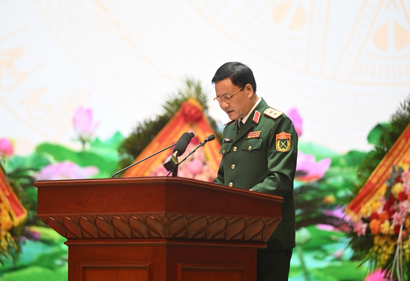 Trung tướng Nguyễn Văn Đức, Cục trưởng Cục Tuyên huấn, Tổng cục Chính trị Quân đội nhân dân Việt Nam, trình bày diễn văn kỷ niệm. Ảnh: Nguyên Khánh