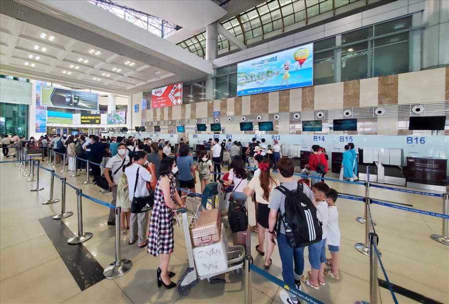 Giá vé máy bay tăng khiến du khách thận trọng hơn khi lựa chọn du lịch. Ảnh: Tô Thế