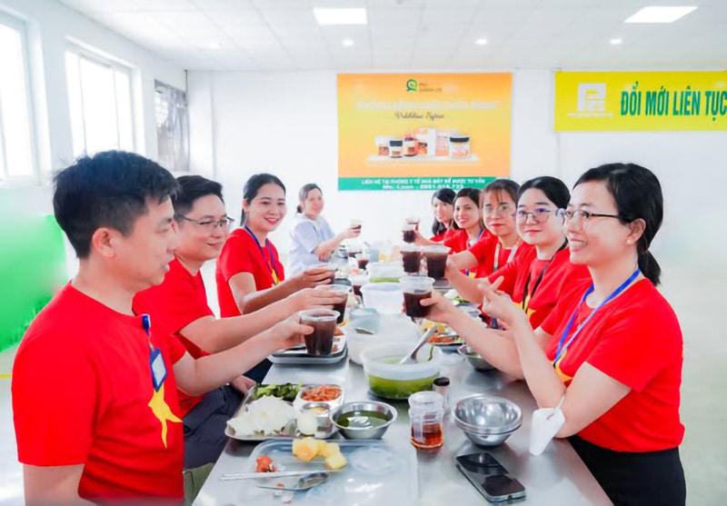 Công ty Pro Sports Hồng Thuận nấu chè đỗ đen giải nhiệt cho công nhân (Ảnh: Công đoàn công ty)