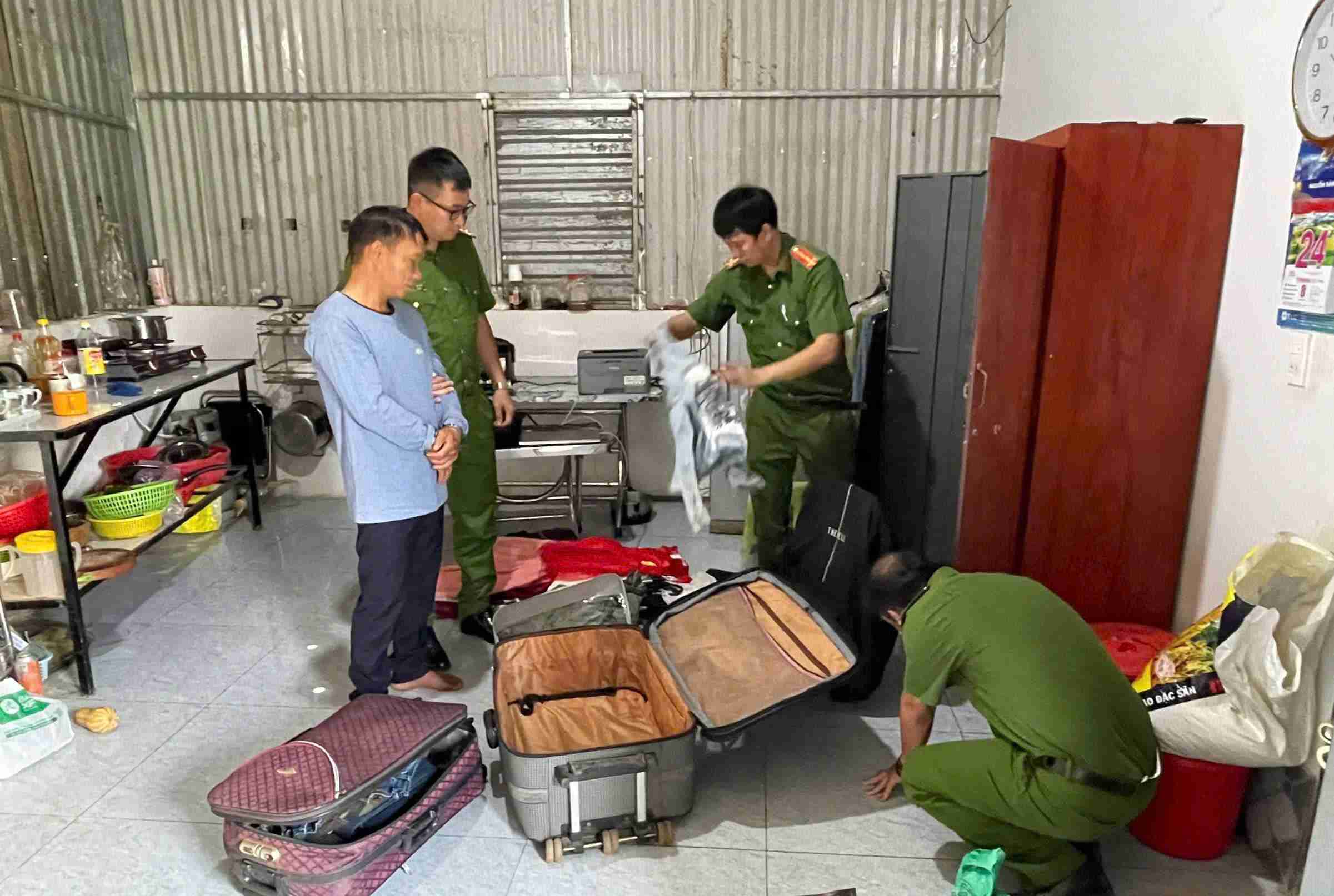Cơ quan công an thi hành lệnh khám xét nơi ở của các đối tượng. Ảnh: Phúc Khánh
