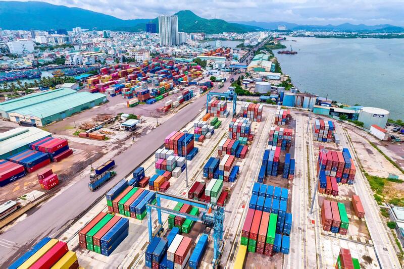 Hàng hoá tập kết tại Cảng Quy Nhơn. Ảnh: Hiền Mai