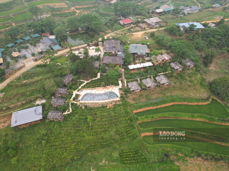 Dù chưa có bất kỳ giấy phép nào nhưng chủ cơ sở đã xây dựng tràn lan phòng nghỉ, bể bơi khoáng nóng để kinh doanh. Ảnh: An Lộc