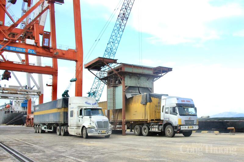 Xe vận chuyển hàng hoá tại Cảng Quy Nhơn. Ảnh: Hiền Mai