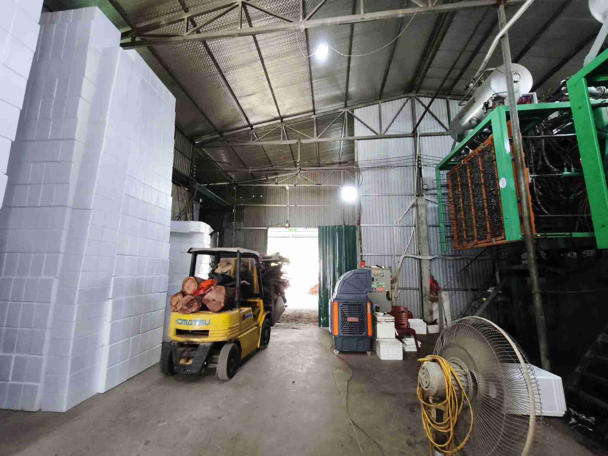 Cơ sở sản xuất hiện tại quá chật chội, Công ty Hưng Luận mong muốn có mặt bằng tại Khu công nghiệp nhỏ Trường Thạch để xây dựng nhà máy quy mô lớn. Ảnh: Quang Đại