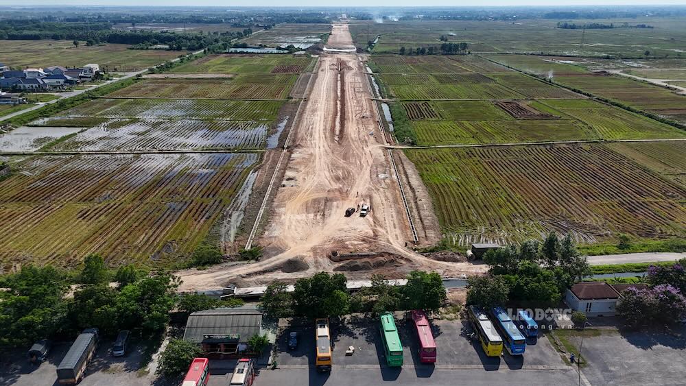 Đoạn kết nối với bến xe ở phường Nam Đông Hà thi công dang dở và không có dấu hiệu thi công, chỉ xuất hiện chiếc máy múc làm việc cầm chừng ở giữa đoạn. Ảnh: Hưng Thơ
