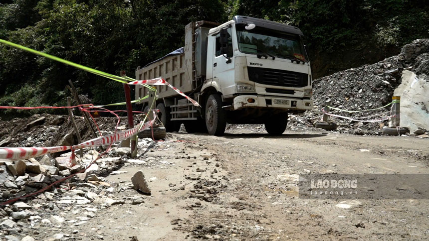 Giữ mạch giao thông không bị chia cắt do mưa lũ là mục tiêu cao nhất. Ảnh: Hùng Cường