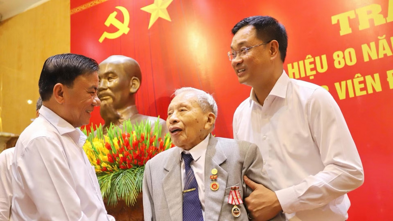 Đồng chí Thường trực Ban Bí thư Trần Cẩm Tú trân trọng trao Huy hiệu 80 năm tuổi Đảng và ân cần thăm hỏi sức khỏe đồng chí đảng viên lão thành Trần Thanh Dân.