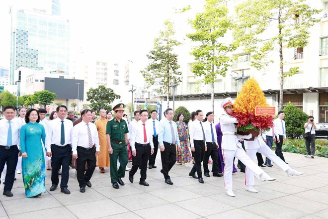 Lãnh đạo TPHCM dâng hoa tưởng nhớ Chủ tịch Hồ Chí Minh