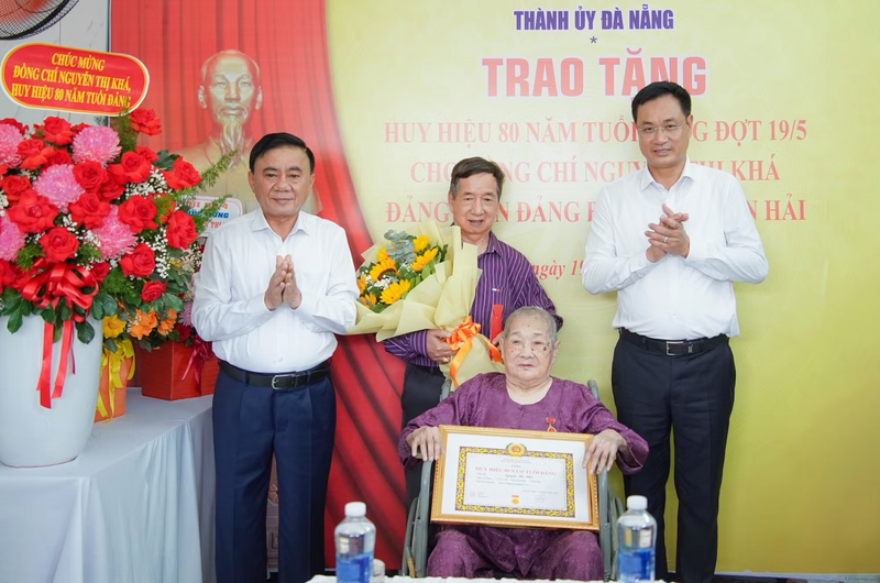 Thường trực Ban Bí thư Trần Cẩm Tú trao Huy hiệu 80 năm tuổi Đảng và chúc sức khỏe đảng viên lão thành Nguyễn Thị Khá.